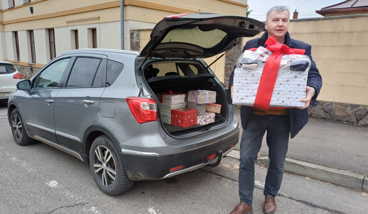 Fotka - Odovzdanie ponožiek zo zbierky