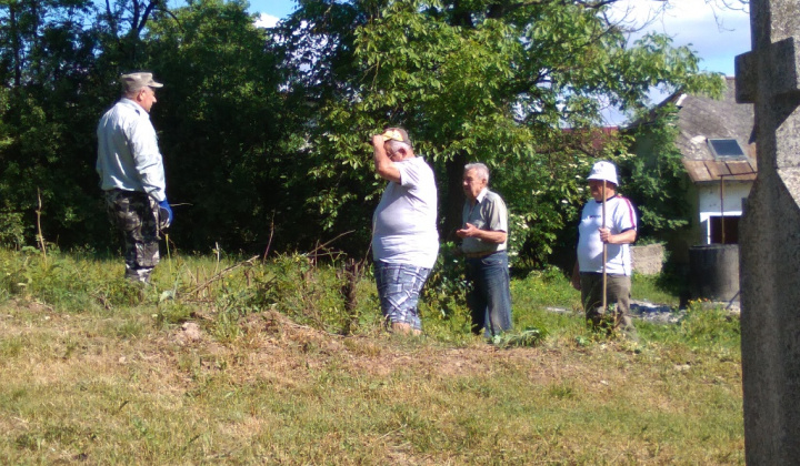 Fotka - Brigáda na miestnom cintoríne